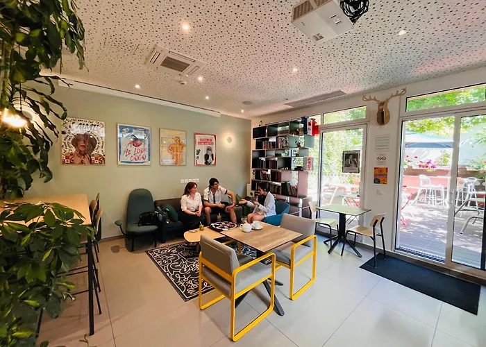 People - Paris BercyHostel